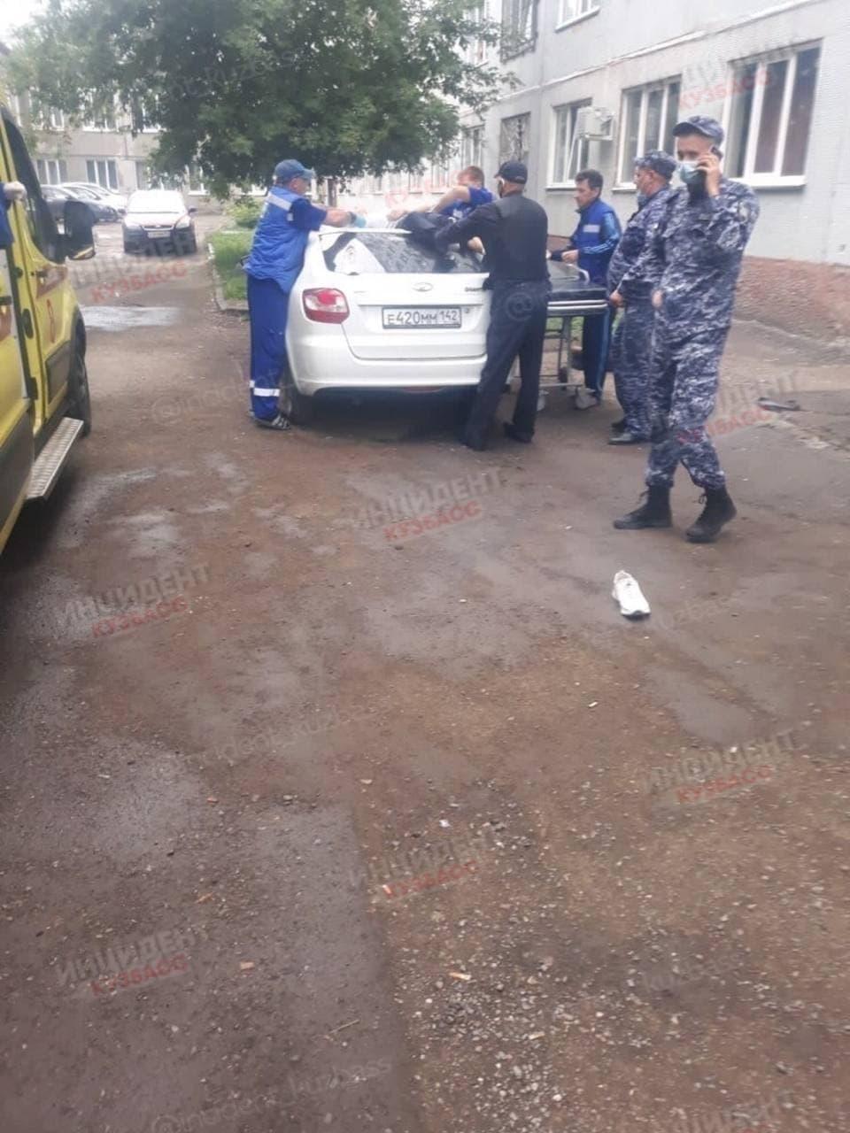 В Кемерово мужчина упал с высоты на автомобиль