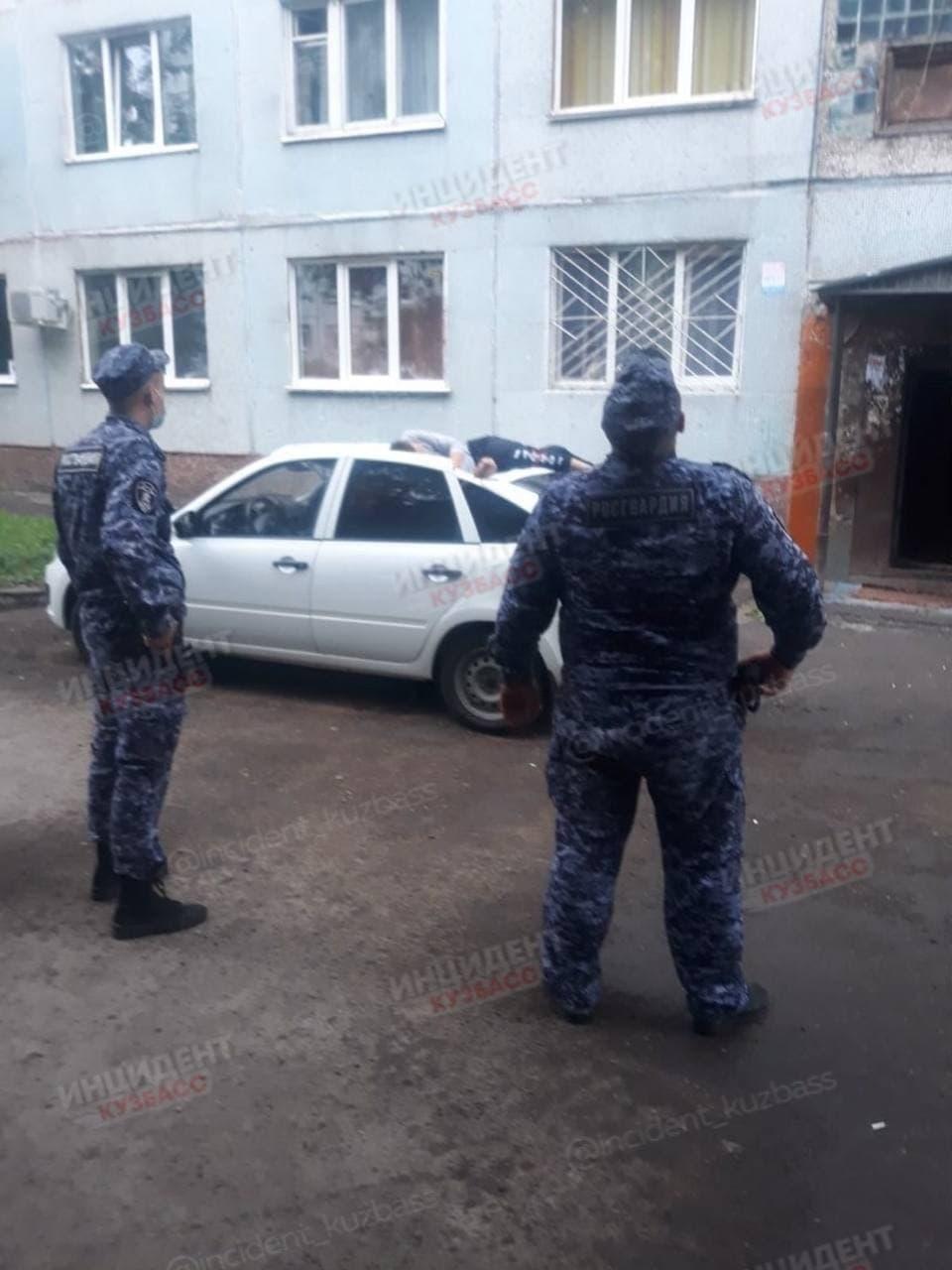Кемерово мужчины 59 62. Парень в Кемерово выпал с окна в общежитии. Кемерово человек выпал из окна. Кемерово 18 октября парень выпал из окна общежития.
