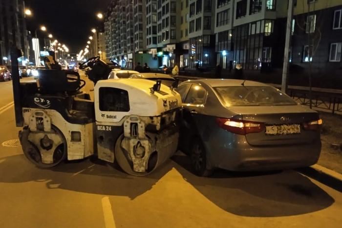 В Санкт-Петербурге пьяный мужчина угнал у дорожных рабочих асфальтоукладчик