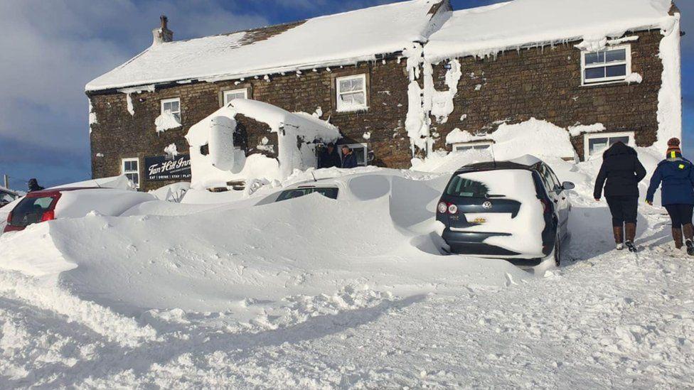 Десятки британцев провели три дня в пабе, который замело снегом. 