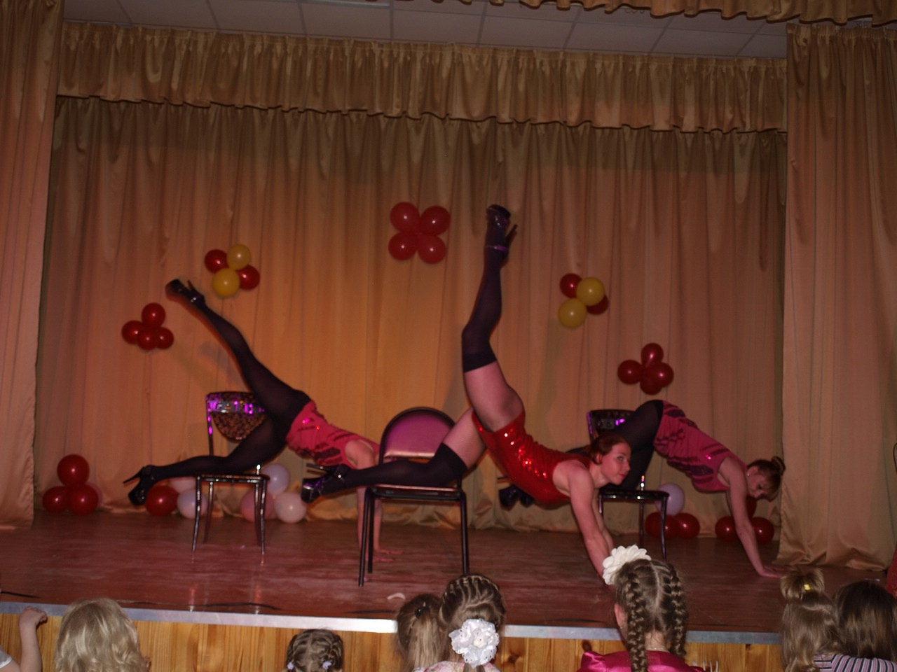 В Смоленске детям показали зажигательные танцы для категории 18+