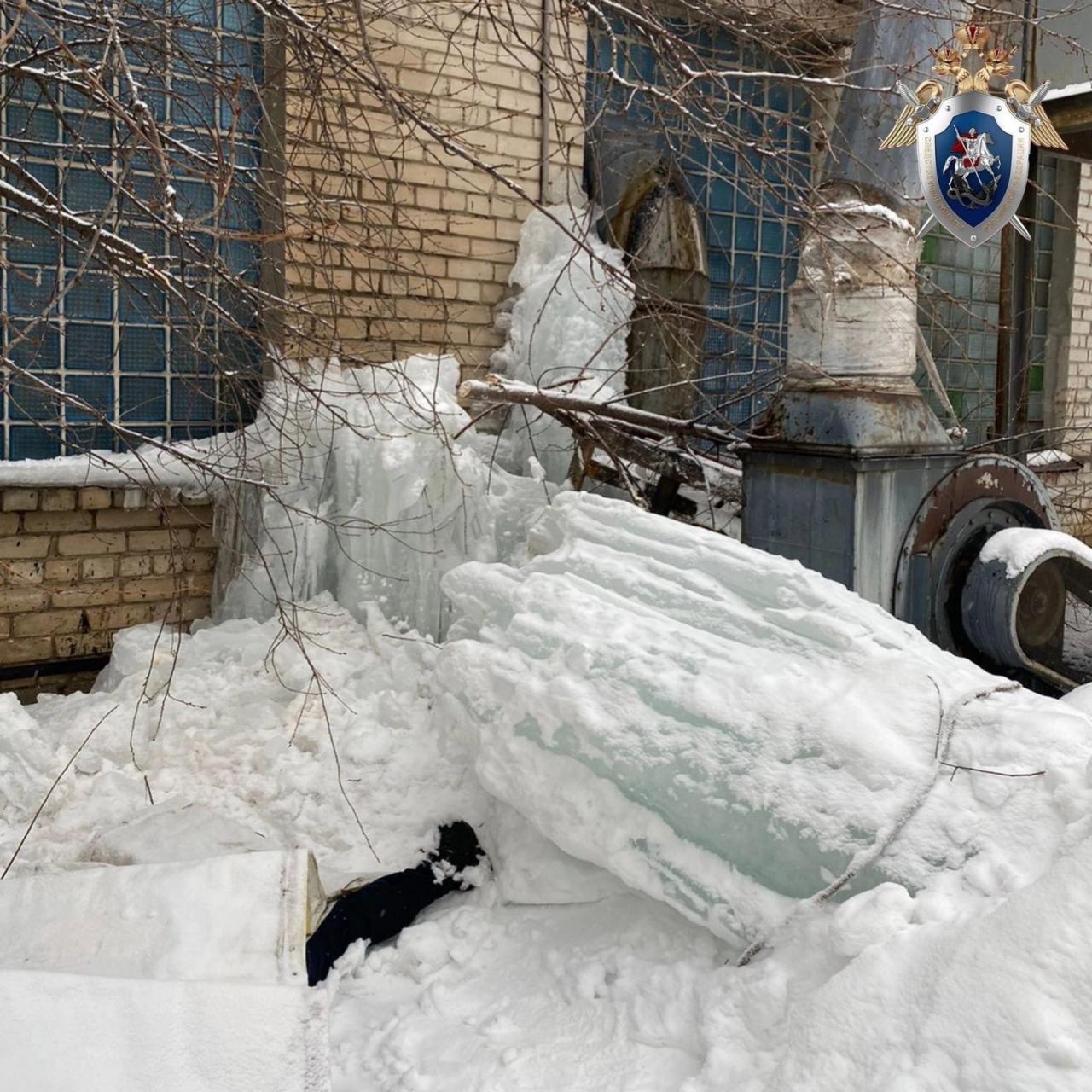 Директор нижегородского предприятия, решив лично показать как надо убирать ледяные наросты - в итоге погиб под сосулькой.