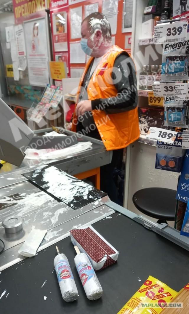  Покупатель петербургского супермаркета «Верный» ударил банкой сметаны кассира за просьбу надеть маску