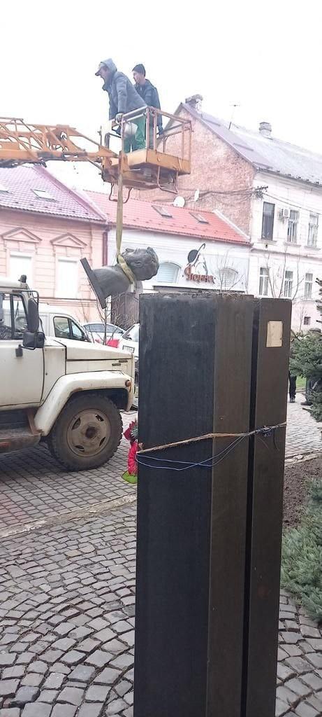 В Мукачево снесли памятник Пушкину в рамках дерусификации