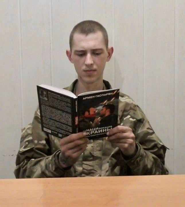 Пленных солдат ВСУ заставляют читать патриотическую литературу.