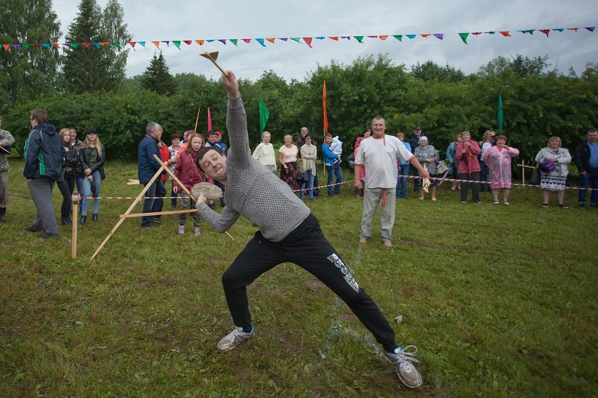 В Пермском крае прошли соревнования по метанию коровьих лепешек.