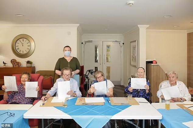 Жительницам дома престарелых Sherwood Grange в Кингстон-Вейл, Западный Лондон, организовали урок рисования с натуры