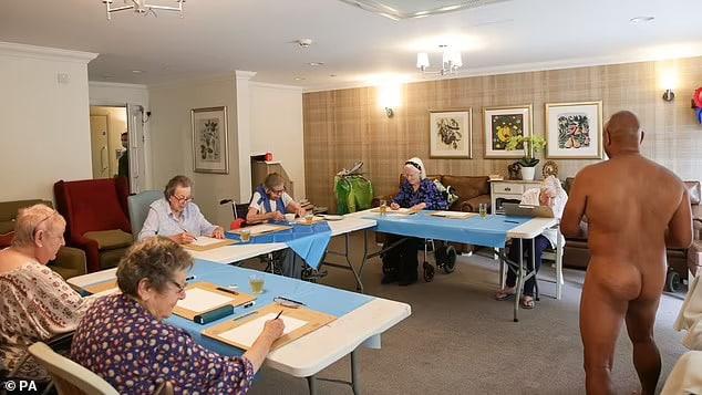 Жительницам дома престарелых Sherwood Grange в Кингстон-Вейл, Западный Лондон, организовали урок рисования с натуры
