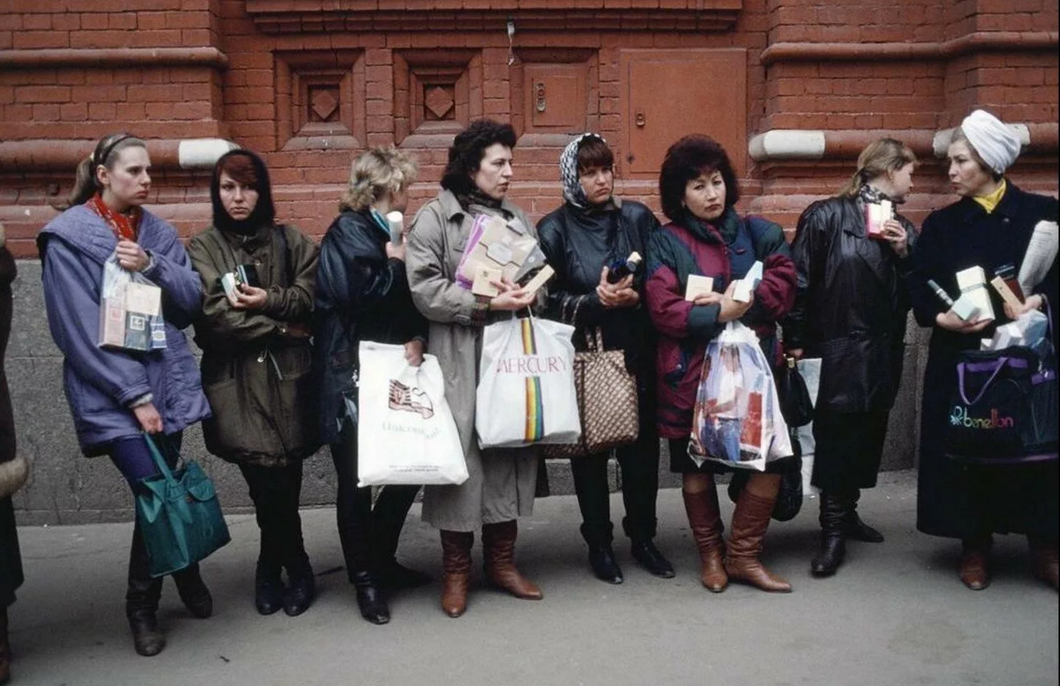 Уличная торговля горячительным. Москва, 90–е
