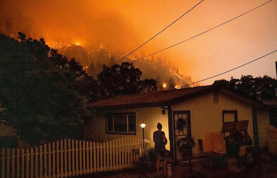 Пожар Маккинни в Северной Калифорнии охватил 40 000 акров за 24 часа
