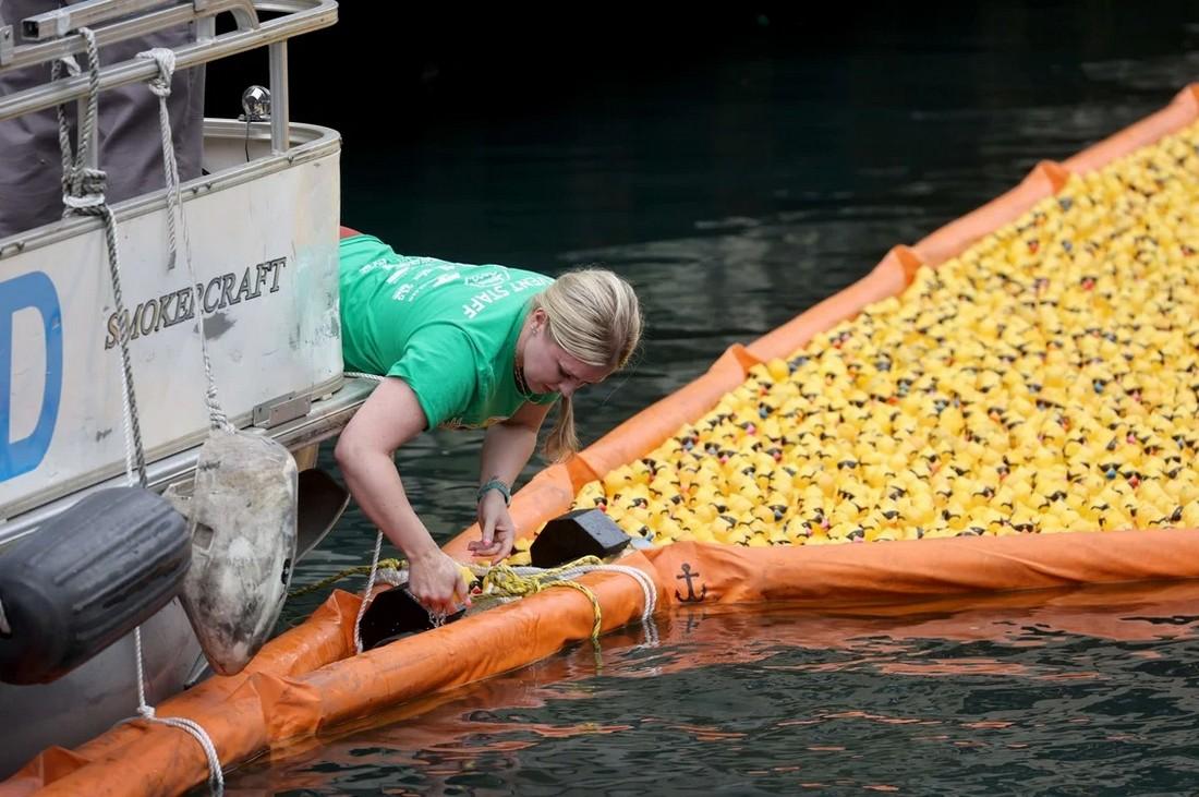 Chicago Ducky Derby 2022: более 70 000 резиновых утят выпустили в реку Чикаго