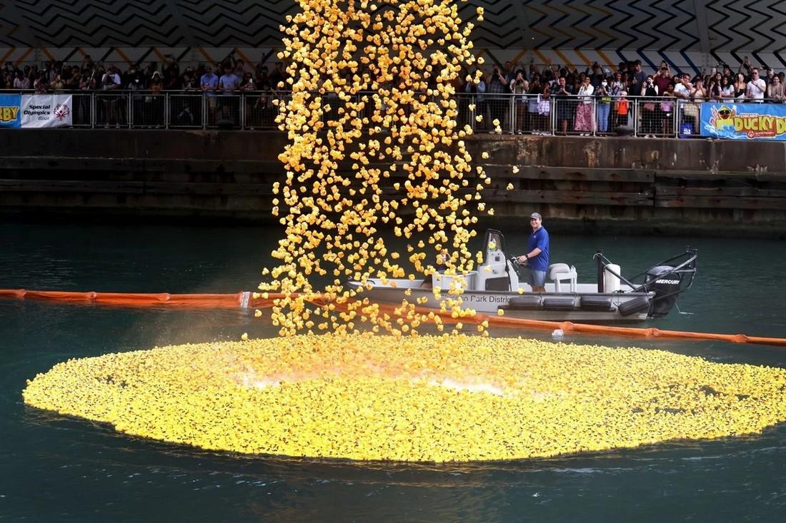 Chicago Ducky Derby 2022: более 70 000 резиновых утят выпустили в реку Чикаго