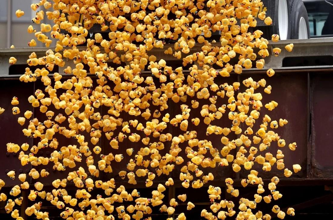Chicago Ducky Derby 2022: более 70 000 резиновых утят выпустили в реку Чикаго