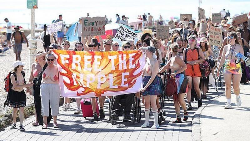 Освободите соски: сотни людей разделись на акции Free the Nipple на Брайтон-Бич
