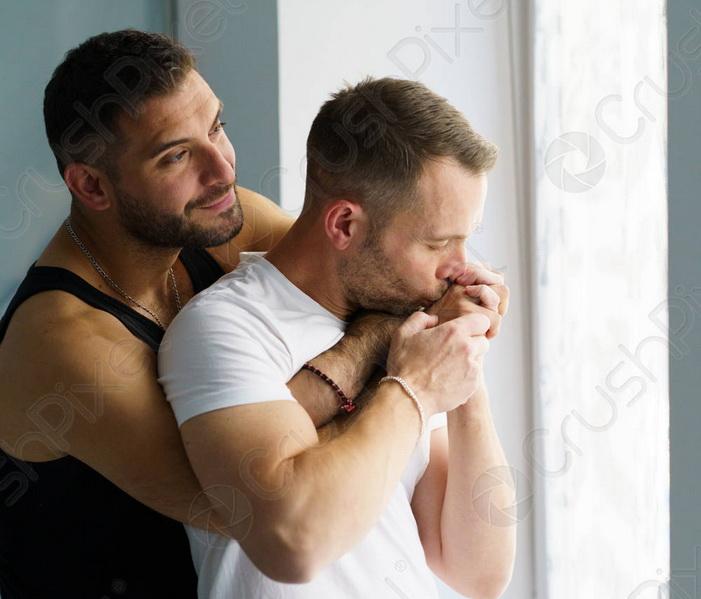 Двое молодых геев из Москвы занялись сексом у себя дома возле открытого окна и теперь могут сесть на 20 лет.