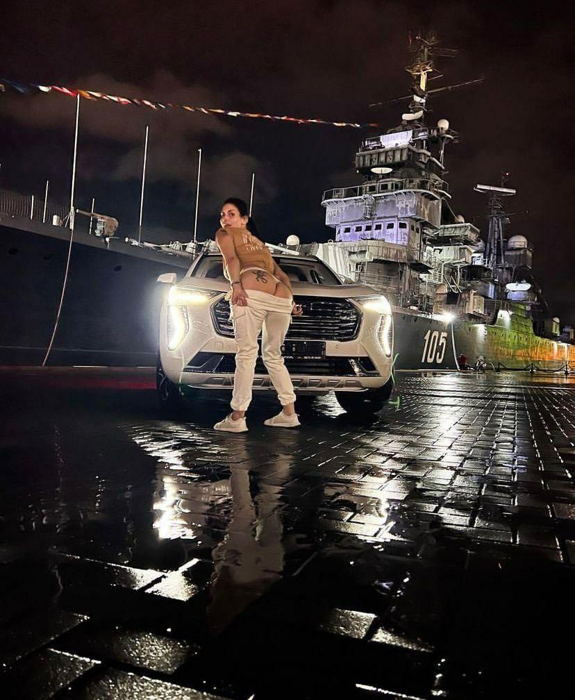 В Новороссийске эпатажная девушка-блогер оголяла задницу на фоне крейсера "Михаил Кутузов"