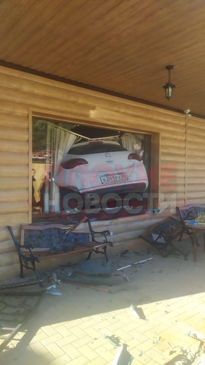 В Ставропольском крае автоледи спутала педали и влетела в окно частного дома