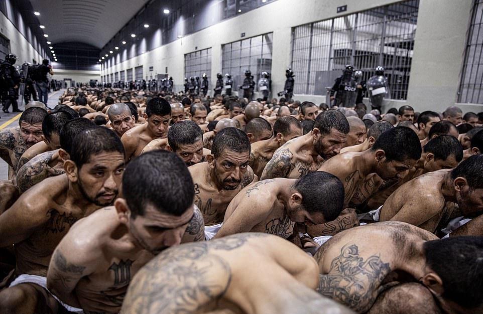 Печально известная сальвадорская мега тюрьма принимает новые тысячи арестованных членов банды