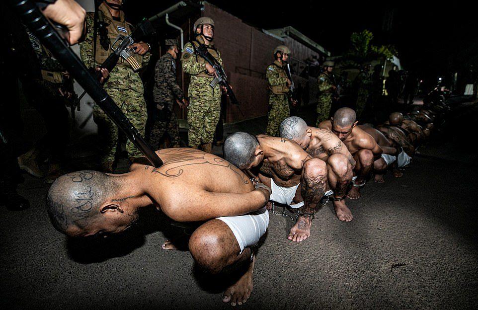 Печально известная сальвадорская мега тюрьма принимает новые тысячи арестованных членов банды
