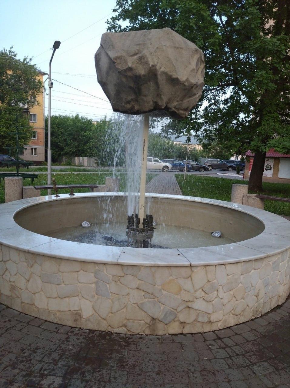 В Кирове стоит фонтан «Парящий камень». Это просто магия какая-то!⁠⁠