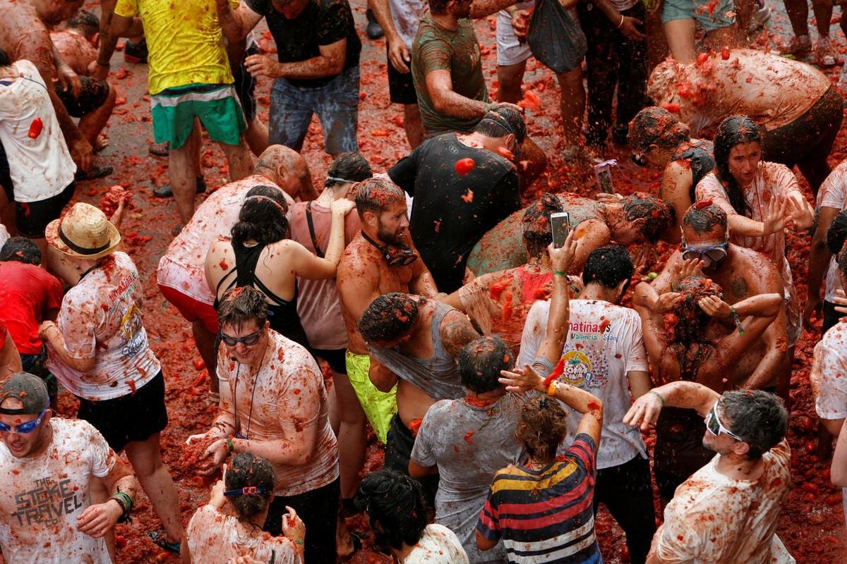 Фестиваль La Tomatina окрасил Испанский город в красный цвет