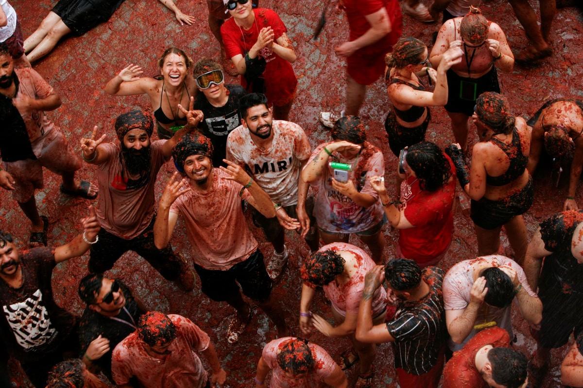 Фестиваль La Tomatina окрасил Испанский город в красный цвет