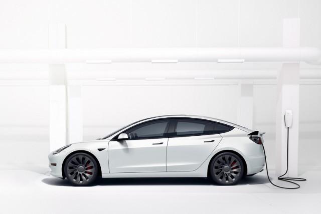  Владелец трёхлетней Tesla оказался перед непростым выбором: заменить АКБ за $12 тыс. или продать автомобиль за $16 тыс