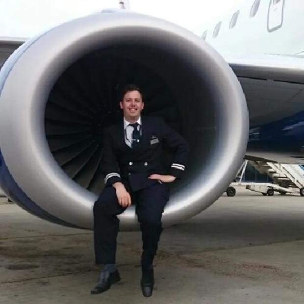 Британский пилот снюхал кокаин с обнаженной женской груди перед вылетом, и был уволен