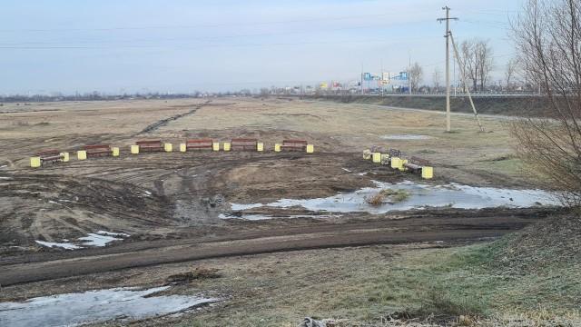 На окраине Кургана у обочины трассы установили 9 лавочек и 18 урн