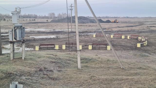 На окраине Кургана у обочины трассы установили 9 лавочек и 18 урн