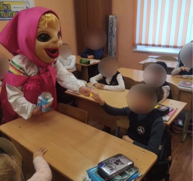 К школьникам пришла Маша из мультфильма, которую «помотала жизнь»