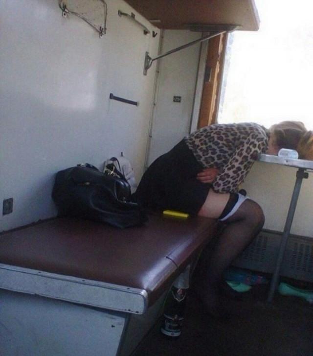 41-летняя девственница проснулась в поезде с кровью на постельном белье.
