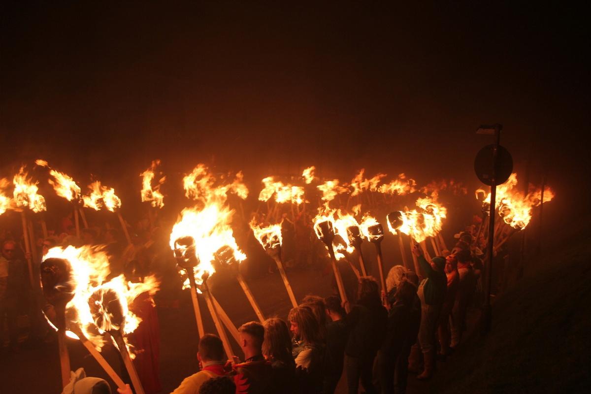 Женщины приняли участие в историческом фестивале викингов Up Helly Aa на Шетландских островах
