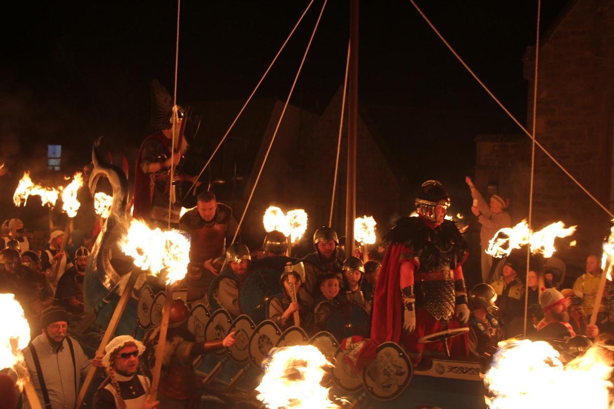 Женщины приняли участие в историческом фестивале викингов Up Helly Aa на Шетландских островах