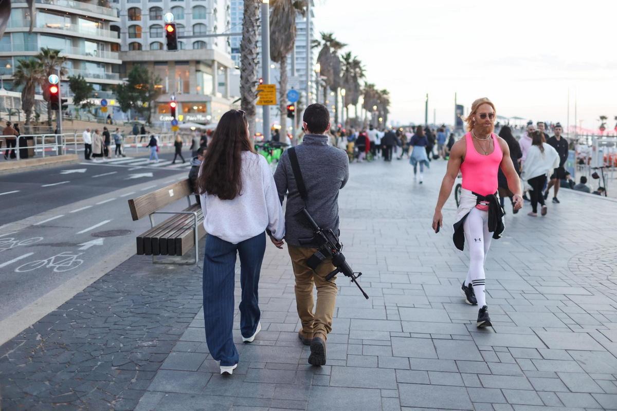 Граждане Израиля носят оружие в общественных местах