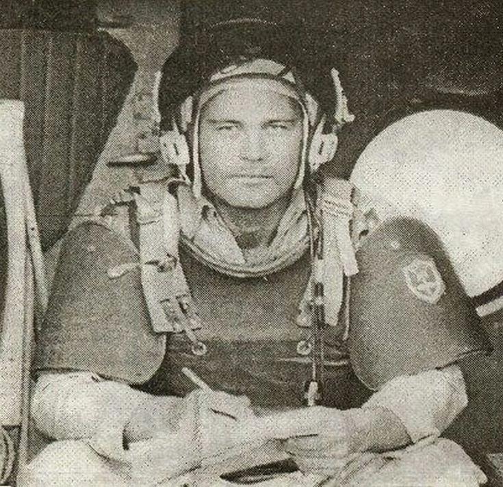 Советский вертолетчик А.Мельник в титановой броне. Кабул. 1981г⁠⁠