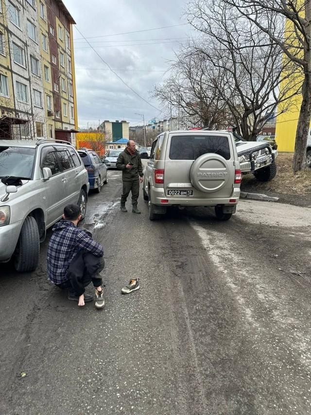На Камчатке дерзкий водитель сбил во дворе дома 7-летнего мальчика и грубил его отцу⁠⁠