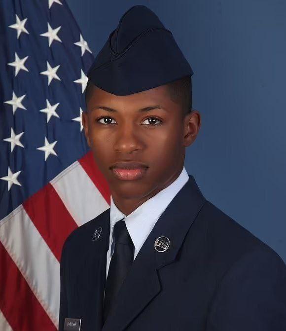 В США полицейский перепутал комнаты и по ошибке расстрелял 23-летнего темнокожего лётчика ВВС США