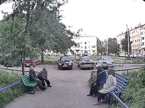 Первый случай в истории России, когда бабушку на скамейке назвали проституткой, а не наоборот. 