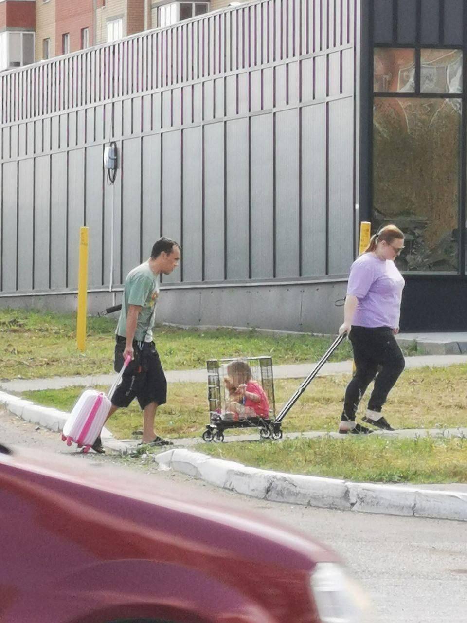 В Оренбурге родители выгуливали ребенка в клетке на колесиках. 