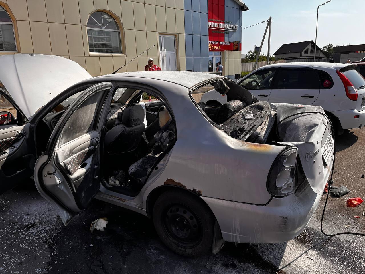 Момент атаки беспилотника по автомобилю в Белгородской области сегодня утром.