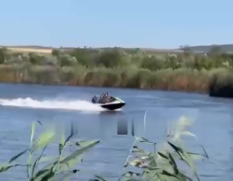 В Краснодарском крае трое мужиков упали с гидроцикла и утонули.