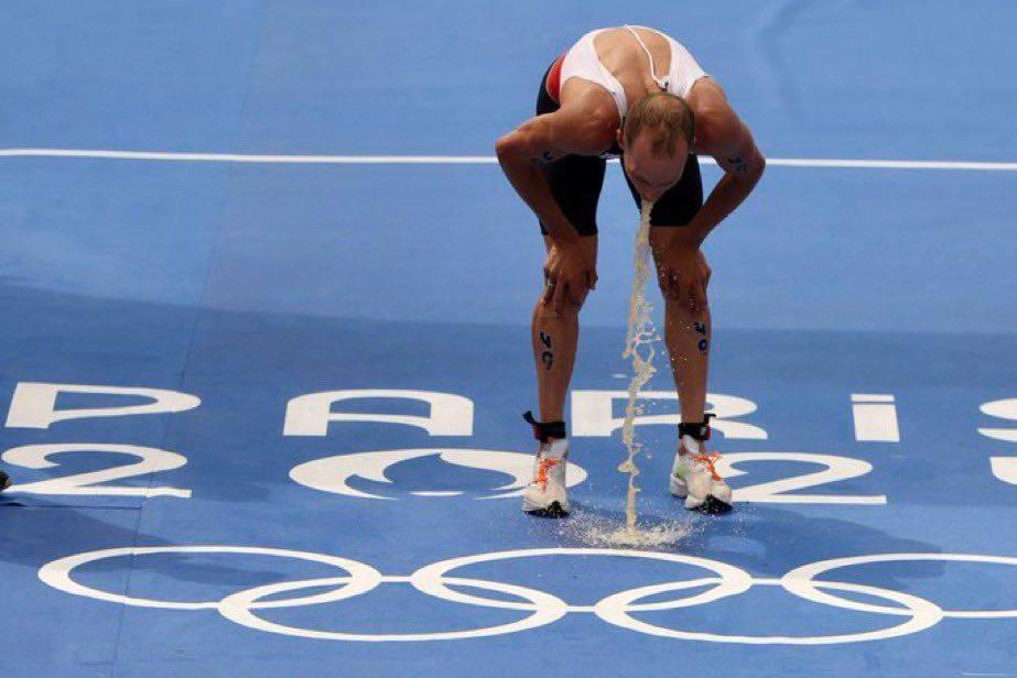 На Олимпиаде в Париже канадского триатлониста вырвало в прямом эфире после заплыва в реке Сена. 