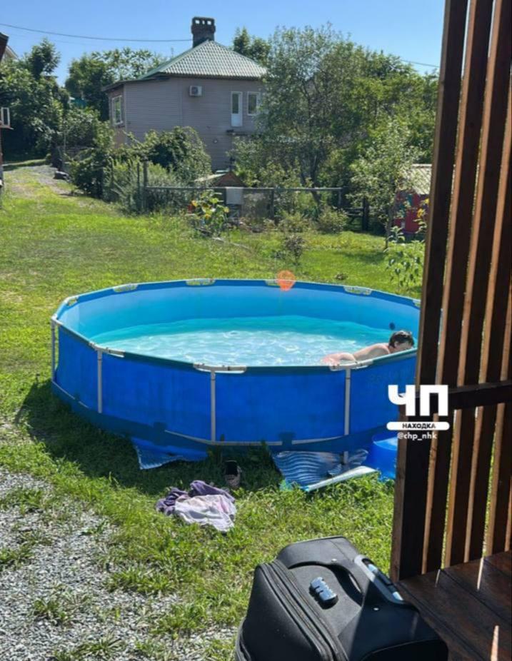 Женщина голая проникла на чужой участок в Находке и купалась в бассейне