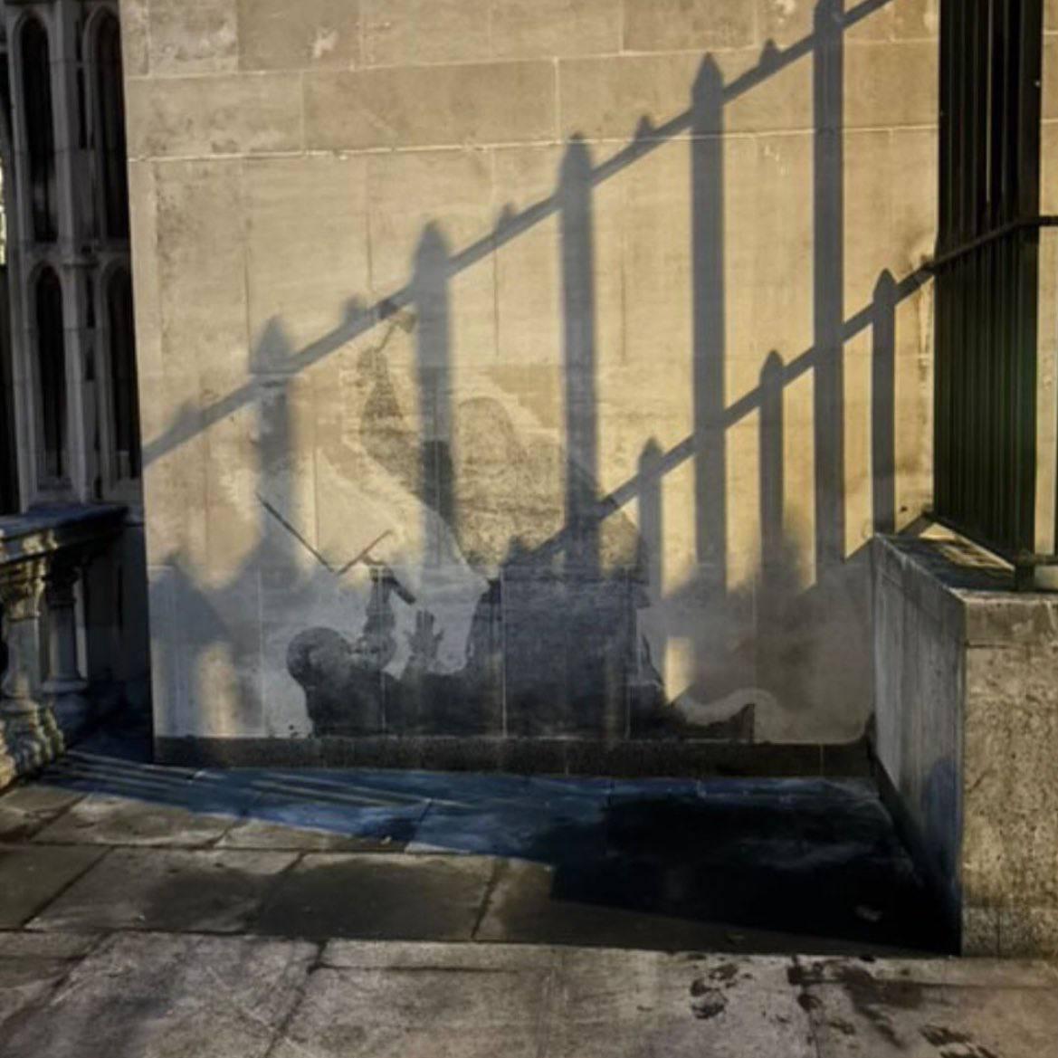 Новое граффити Бэнкси провисело чуть менее суток