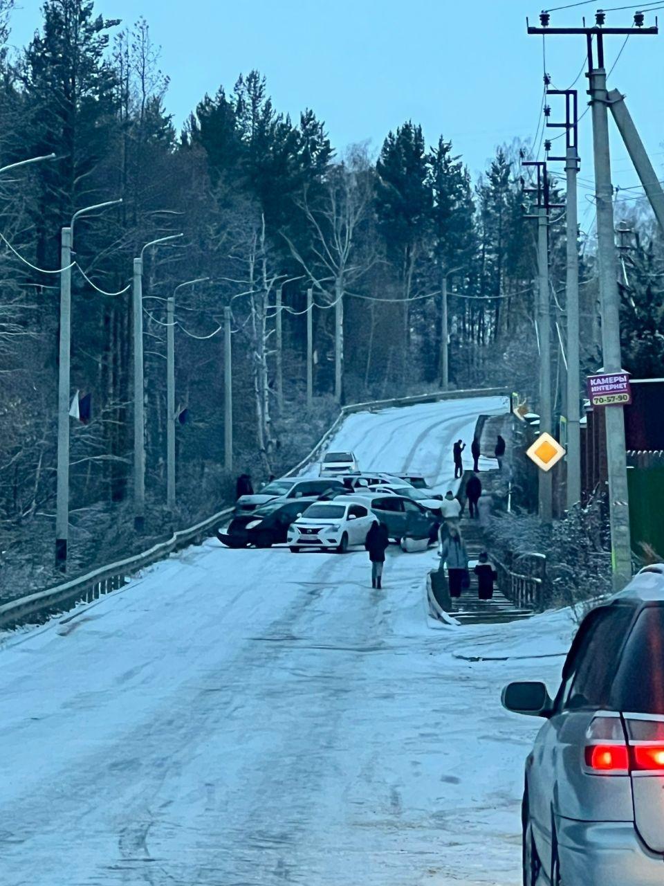 Под Иркутском сегодня утром собрались господа на летней резине.