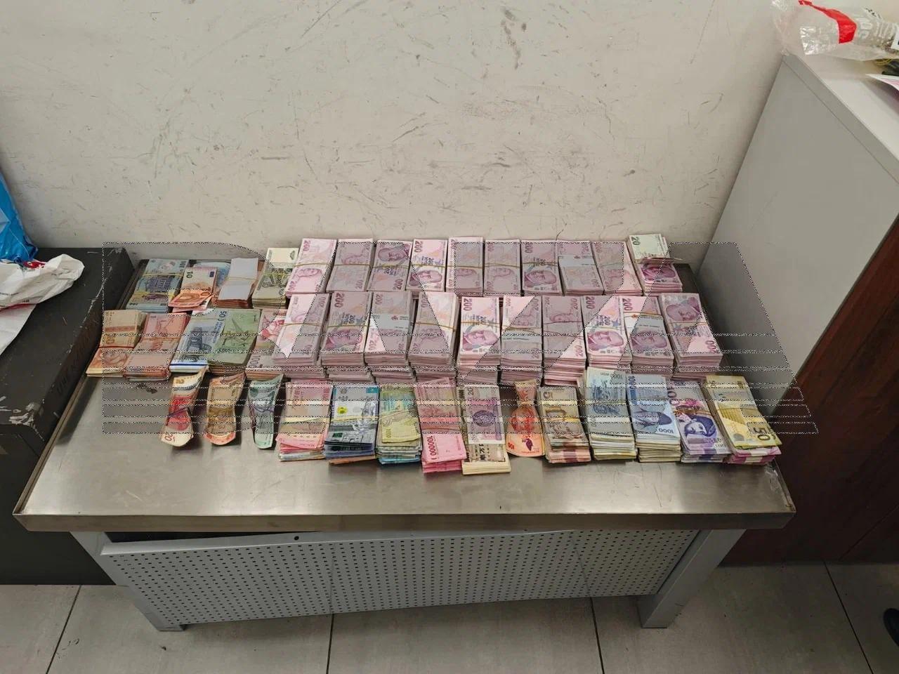 Контрабандист попытался сбежать от таможенников в аэропорту Шереметьево — в его чемодане нашли около 100 тысяч долларов.