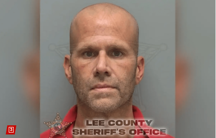 Голый Мужчина из Флориды выбежал из биотуалета на полицейских с деревянными кольями