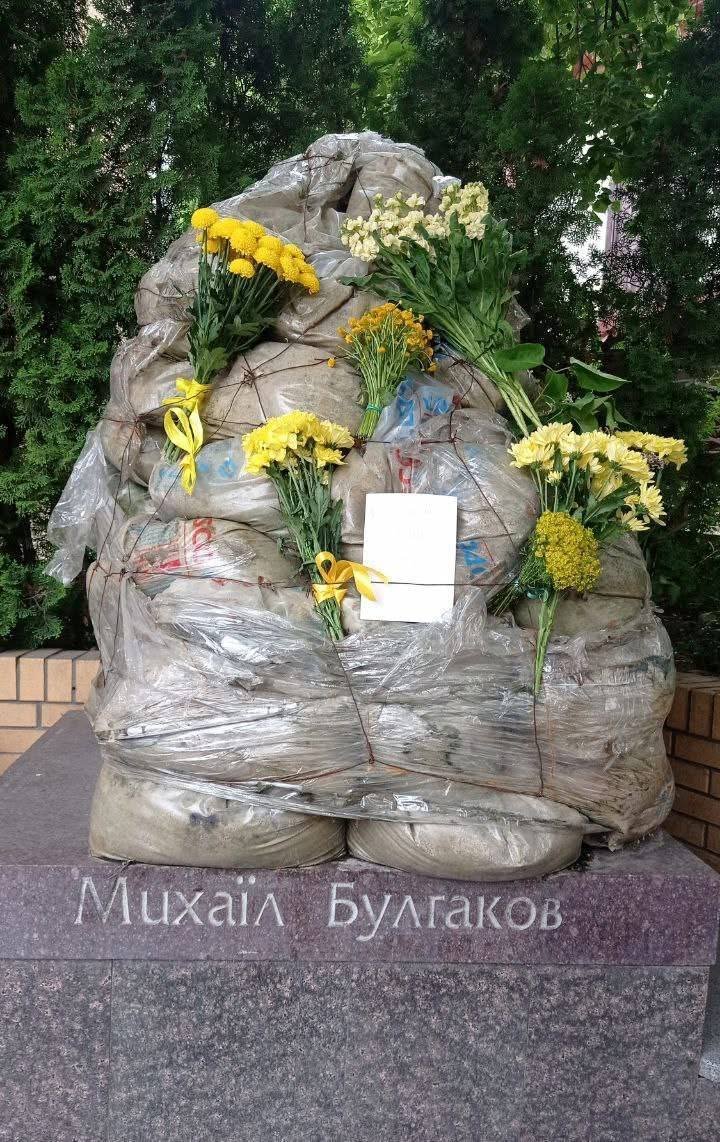 Власти Киева решили демонтировать памятники Михаилу Булгакову и Анне Ахматовой