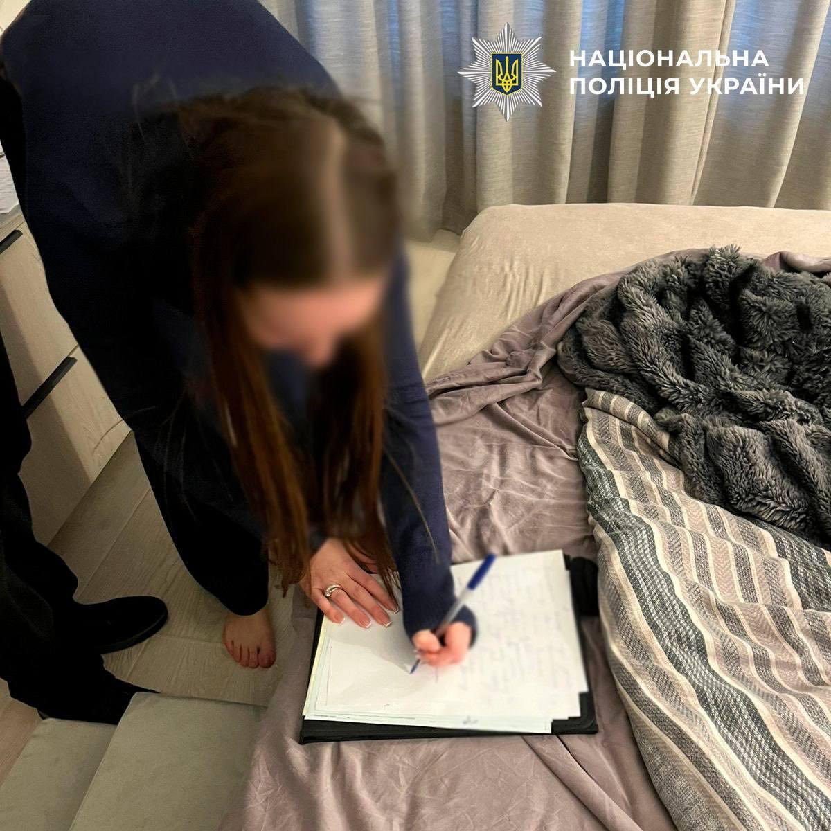 В Киеве полиция задержала трёх девушек, которые посмели слушать российскую музыку, на них составили протоколы и передали в СБУ